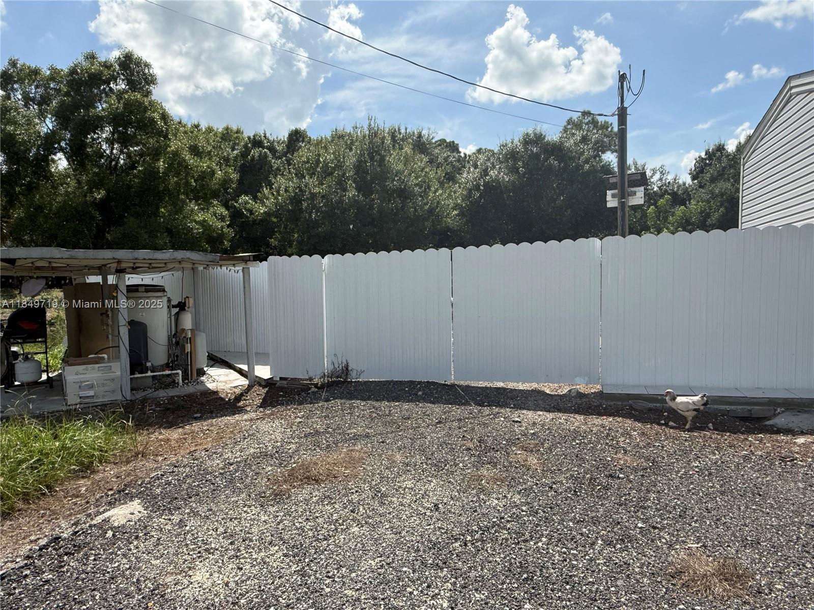 830 South Kennel Street Clewiston, FL 33440 - Photo 23 of 30 a backyard of a house