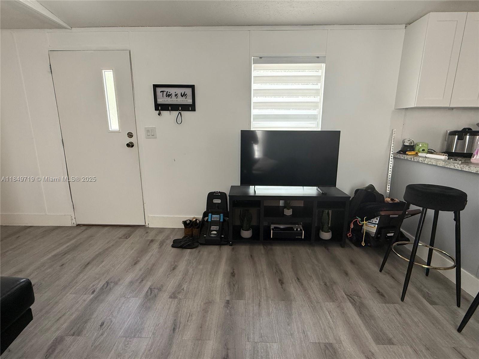 830 South Kennel Street Clewiston, FL 33440 - Photo 4 of 30 a room with furniture and a flat screen tv