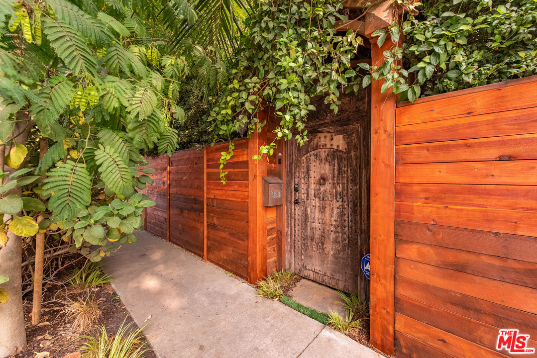 1126 Indiana Avenue Venice, CA 90291 - Photo 1 of 54