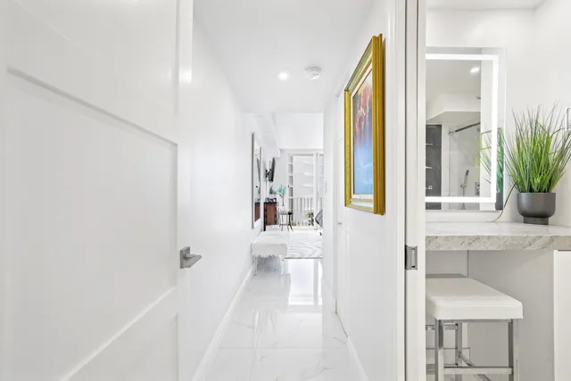 a view of entryway and kitchen