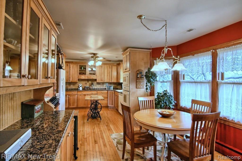 2962 Hiller Road West Bloomfield, MI 48324 - Photo 5 of 48 Gourmet Kitchen w/ Granite & HW Floors