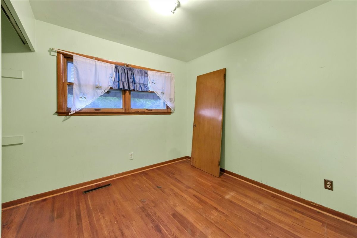 5715 Fox Lake Road McHenry, IL 60051 - Photo 8 of 19 Gallery Image 8