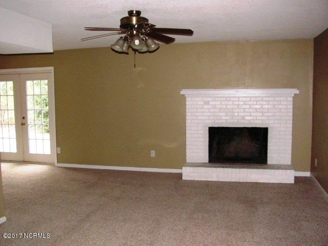 109 Laran Road Jacksonville, NC 28540 - Photo 6 of 14 109 Laran Living Room
