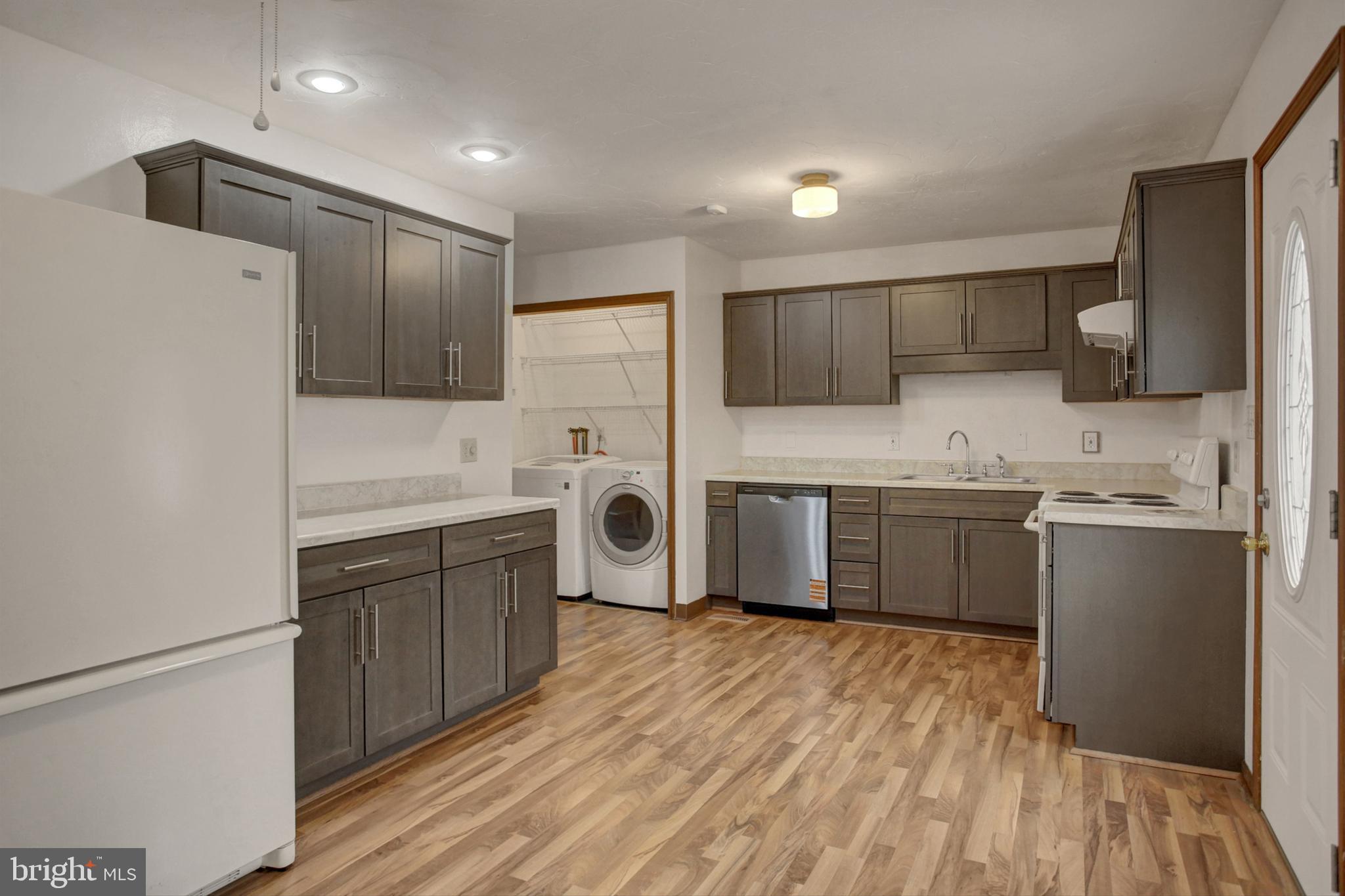 23 Oneill Avenue Hanover, PA 17331 - Photo 6 of 25 New cabinets, countertops & dishwasher