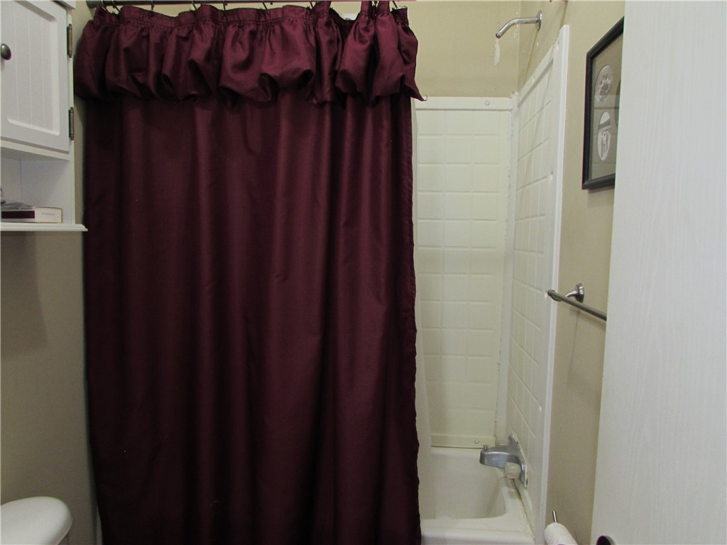 3239 Bob Bowen Road Blackshear, GA 31516 - Photo 23 of 34 Full bath near the 2 bedrooms has a tub.