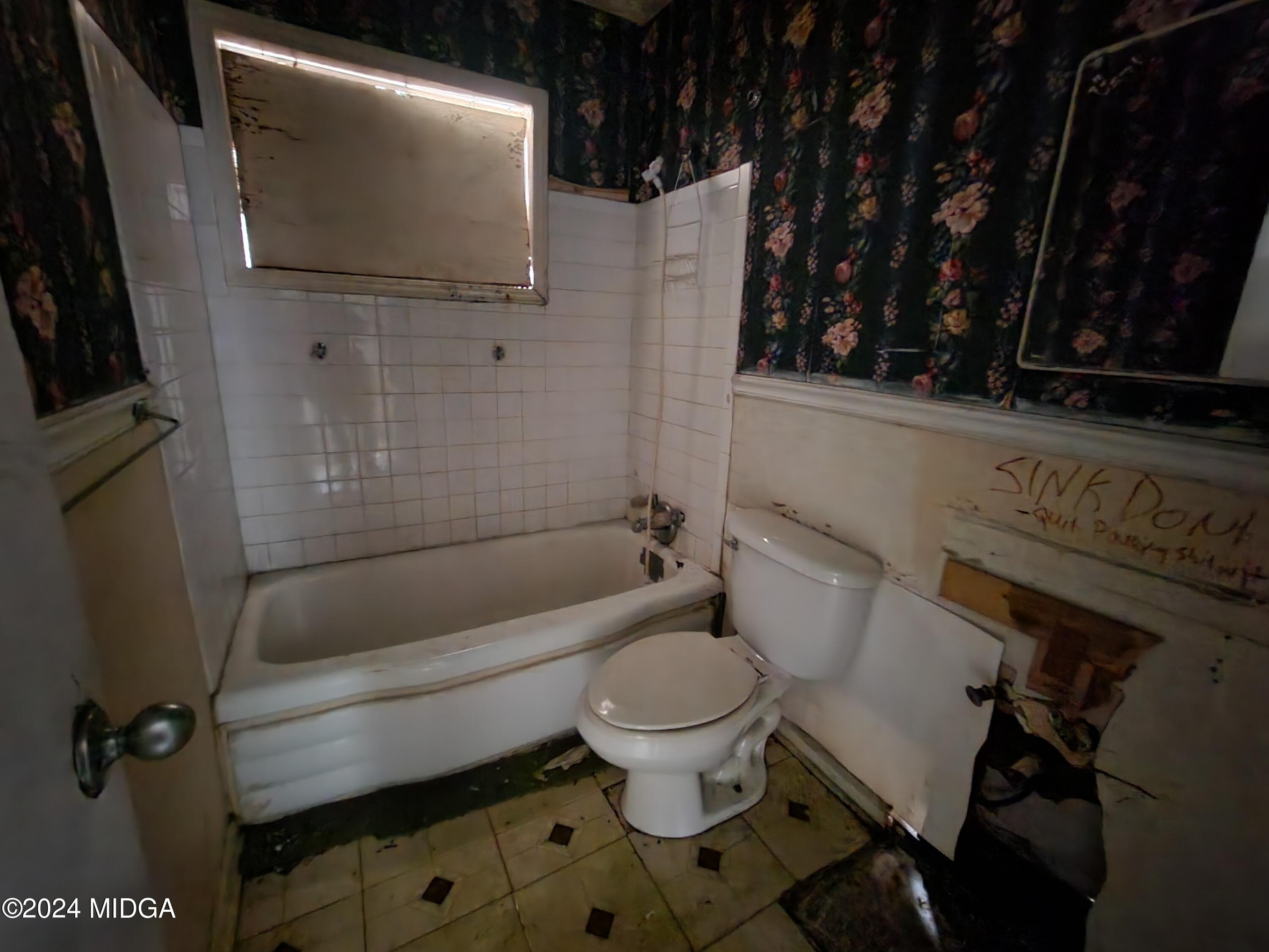 3685 Rice Mill Road Macon, GA 31206 - Photo 21 of 24 a bathroom with a toilet and a shower