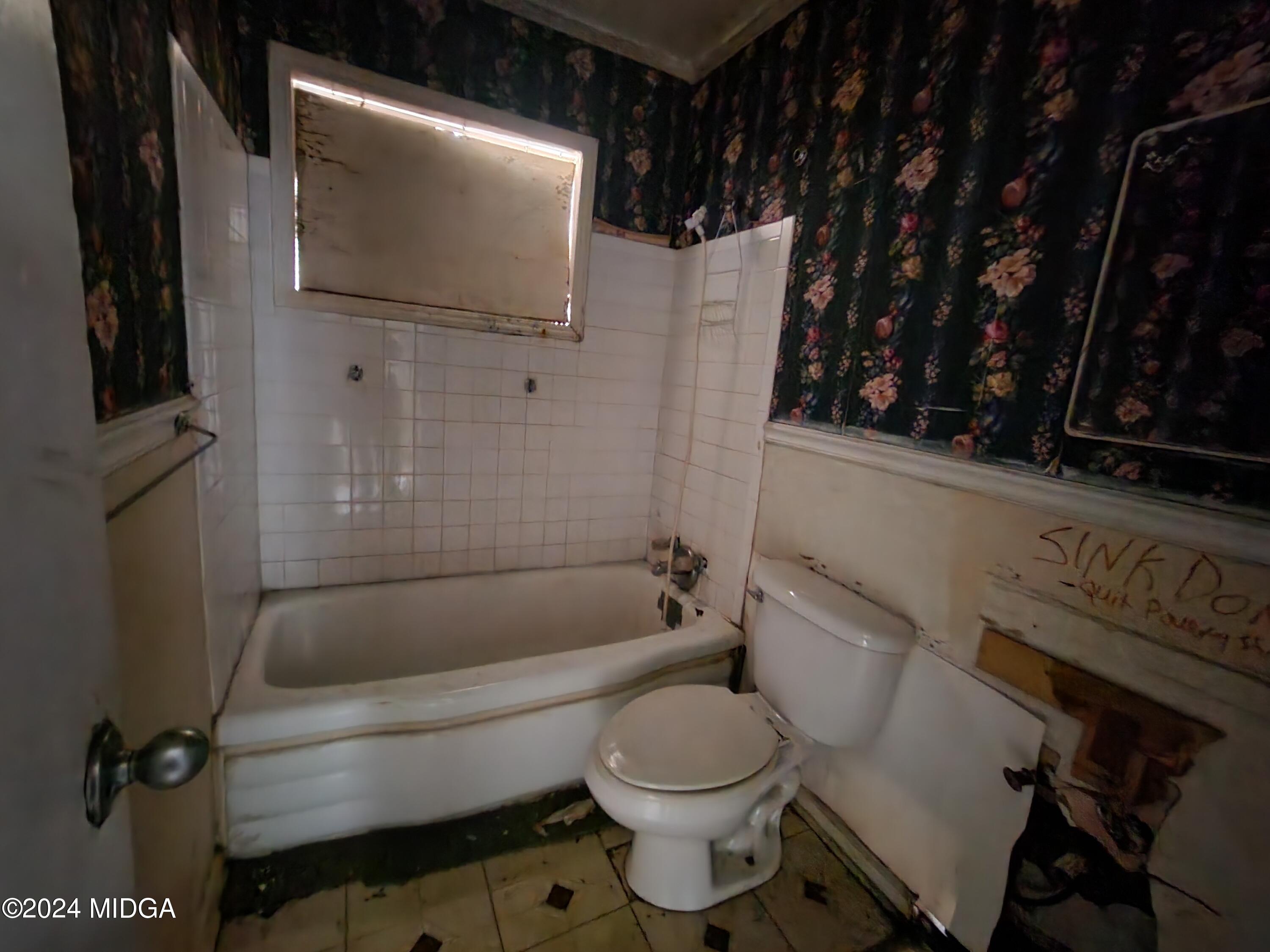 3685 Rice Mill Road Macon, GA 31206 - Photo 22 of 24 a bathroom with a toilet a sink and bathtub
