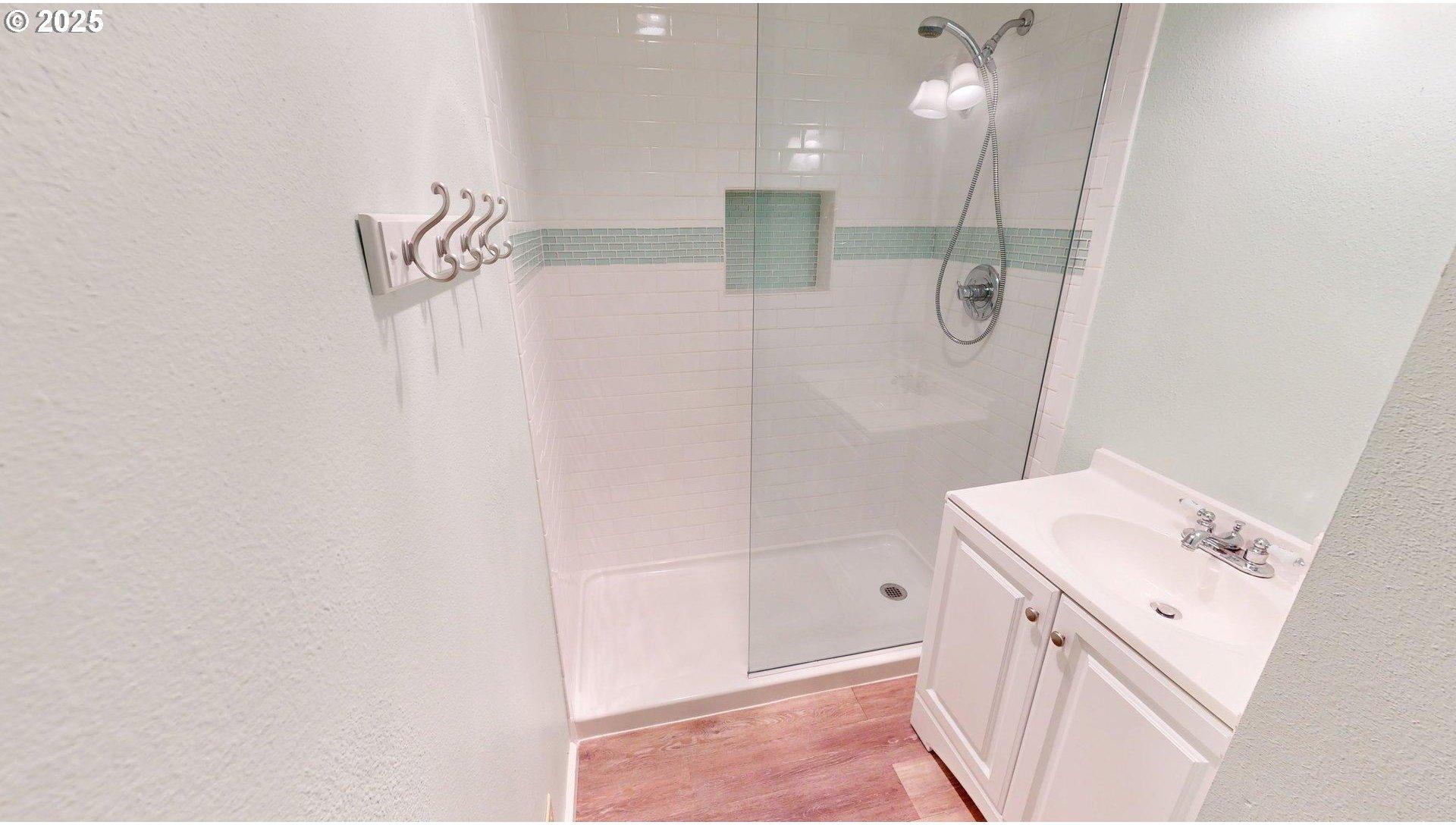 1455 Seacrest Lane, Unit 1A Brookings, OR 97415 - Photo 23 of 32 Bathroom