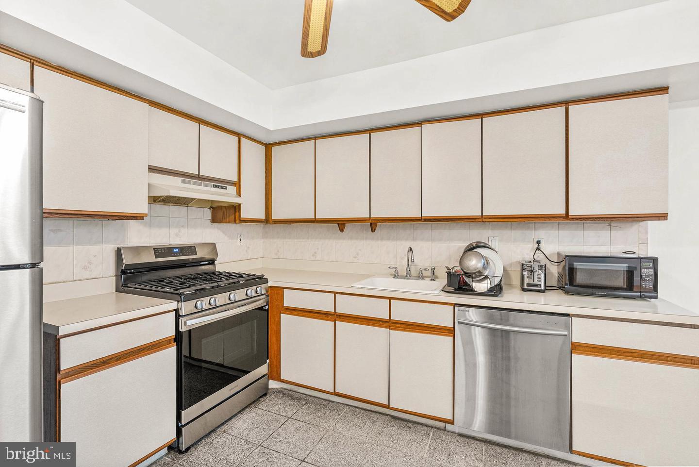 643 St Anthony Lane Upper Darby, PA 19082 - Photo 15 of 37