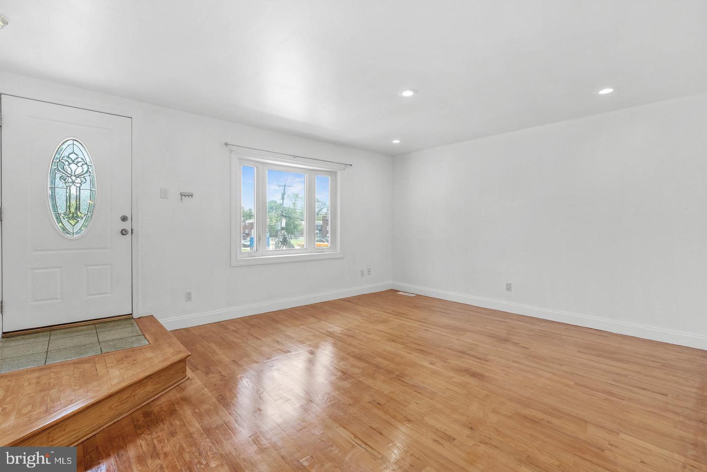 643 St Anthony Lane Upper Darby, PA 19082 - Photo 5 of 37