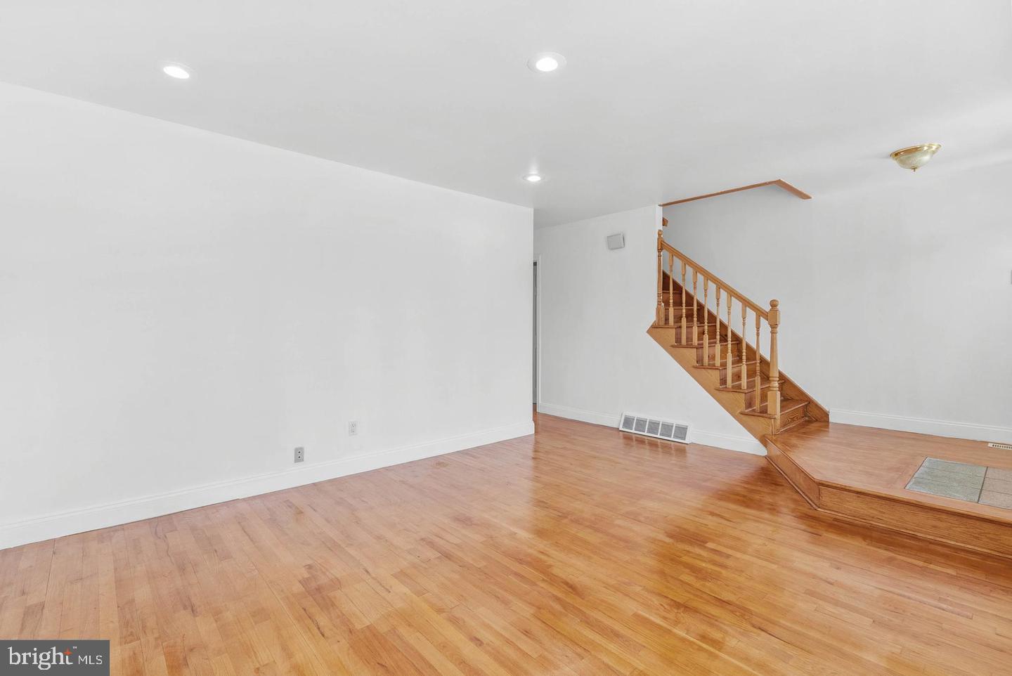 643 St Anthony Lane Upper Darby, PA 19082 - Photo 7 of 37