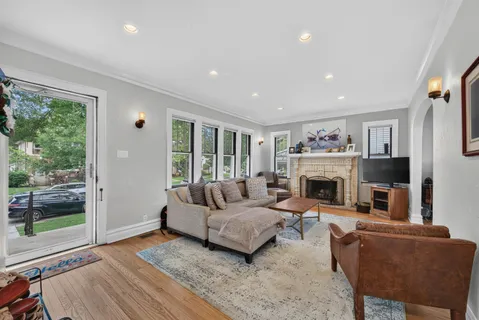 $575,000 | 6960 North Ozark Avenue, Chicago, IL 60631