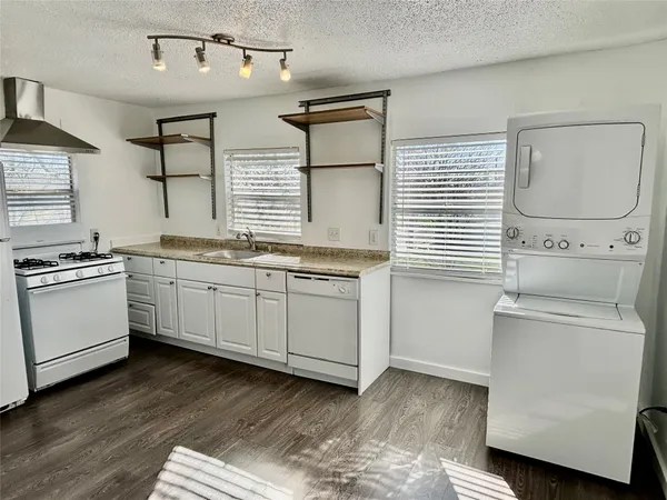 $2,600 | 2906 East 12th Street, Austin, TX 78702