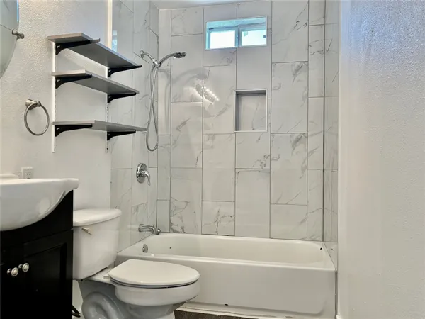 $2,600 | 2906 East 12th Street, Austin, TX 78702