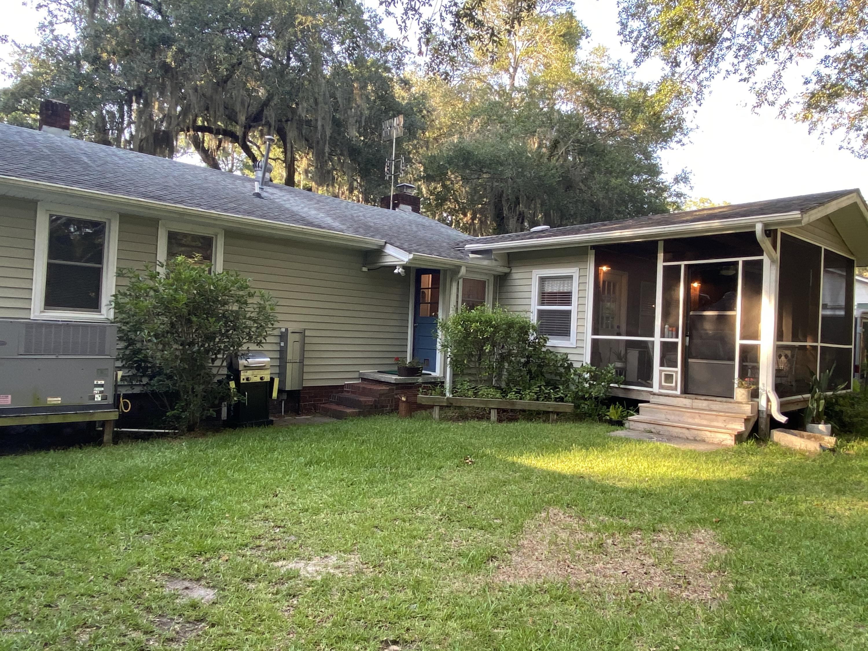 107 Verdier Road Beaufort, SC 29902 - Photo 4 of 26 IMG_2207