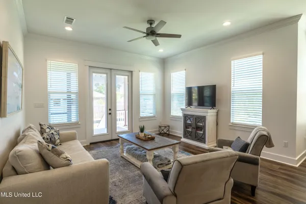 $2,400 | 118 Eleanor Avenue, Pass Christian, MS 39571