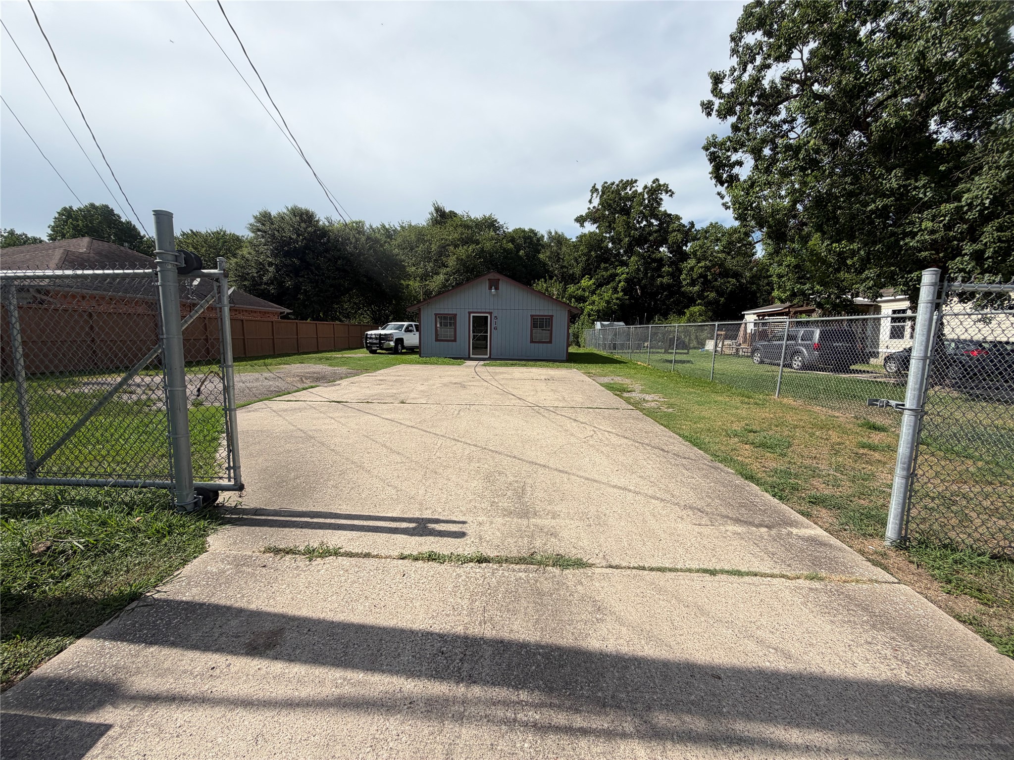 516 Battlebell Road Highlands, TX 77562 - Photo 13 of 17 a backyard of a house
