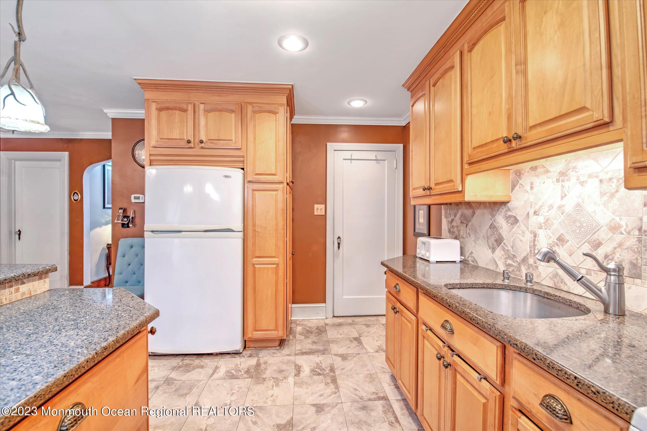 2153 Vauxhall Road Union, NJ 07083 - Photo 17 of 28 17-KITCHEN