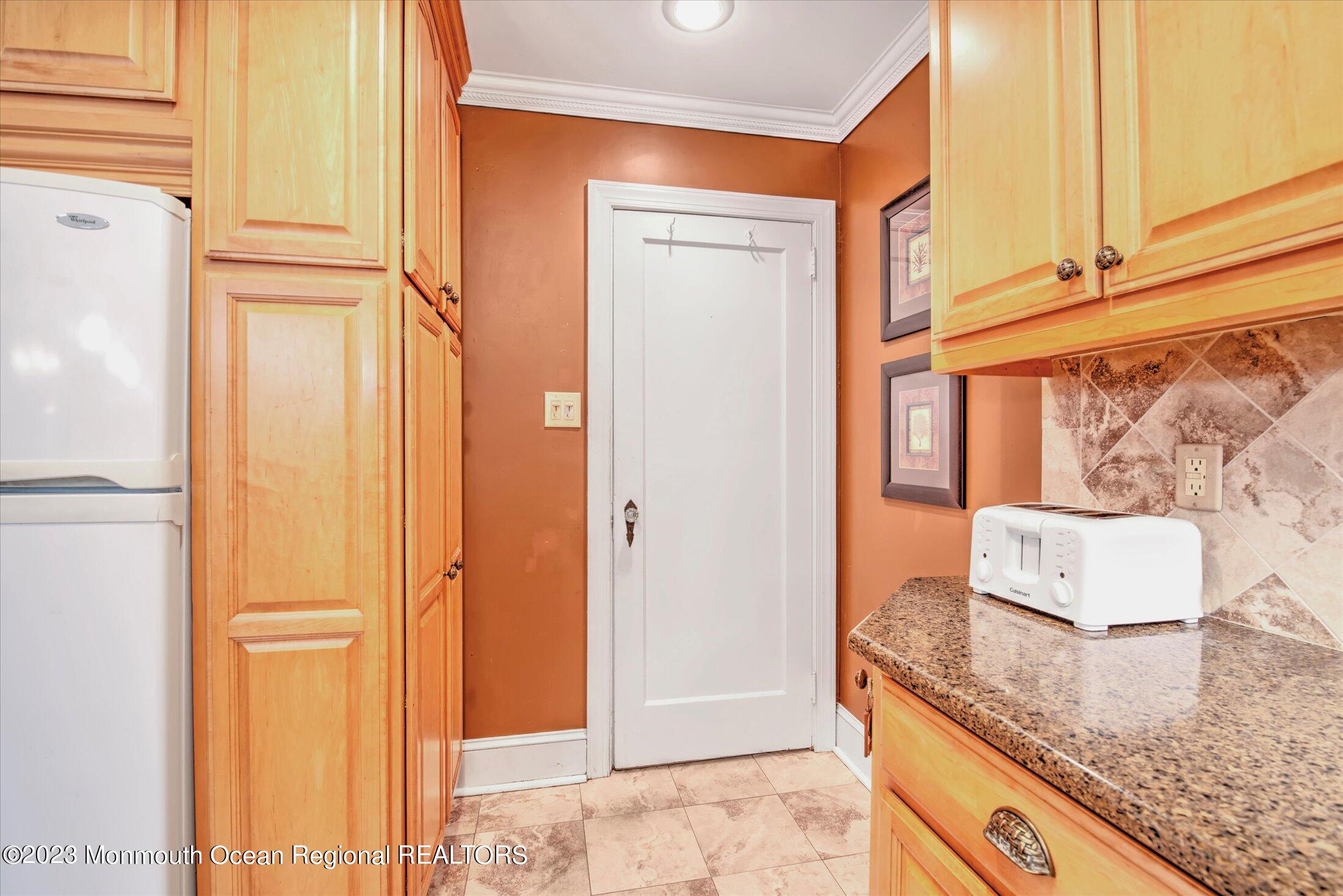 2153 Vauxhall Road Union, NJ 07083 - Photo 18 of 28 18-KITCHEN