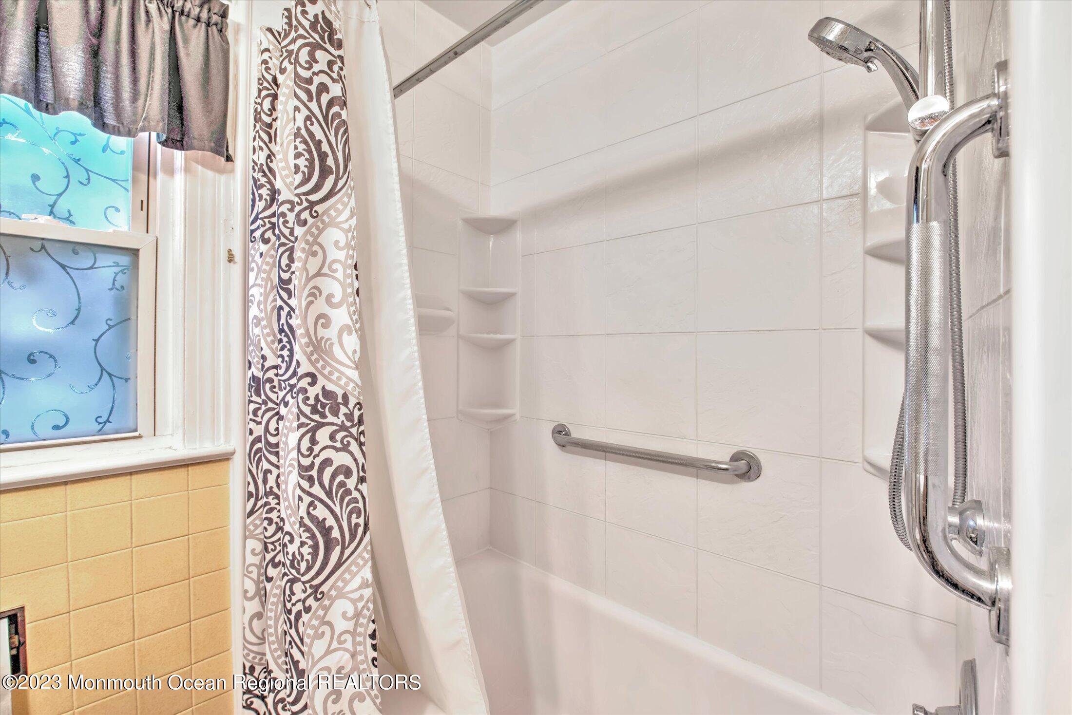 2153 Vauxhall Road Union, NJ 07083 - Photo 23 of 28 23-BATHROOM