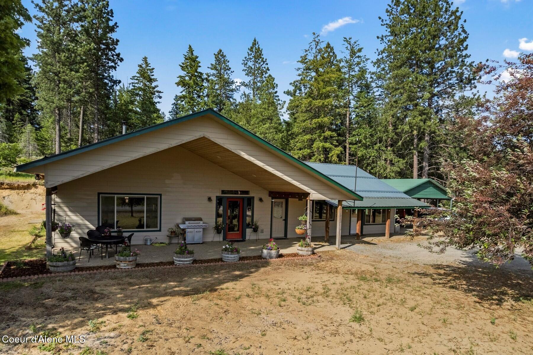 159 Frontier Village Road Naples, ID 83847 - Photo 4 of 52 .