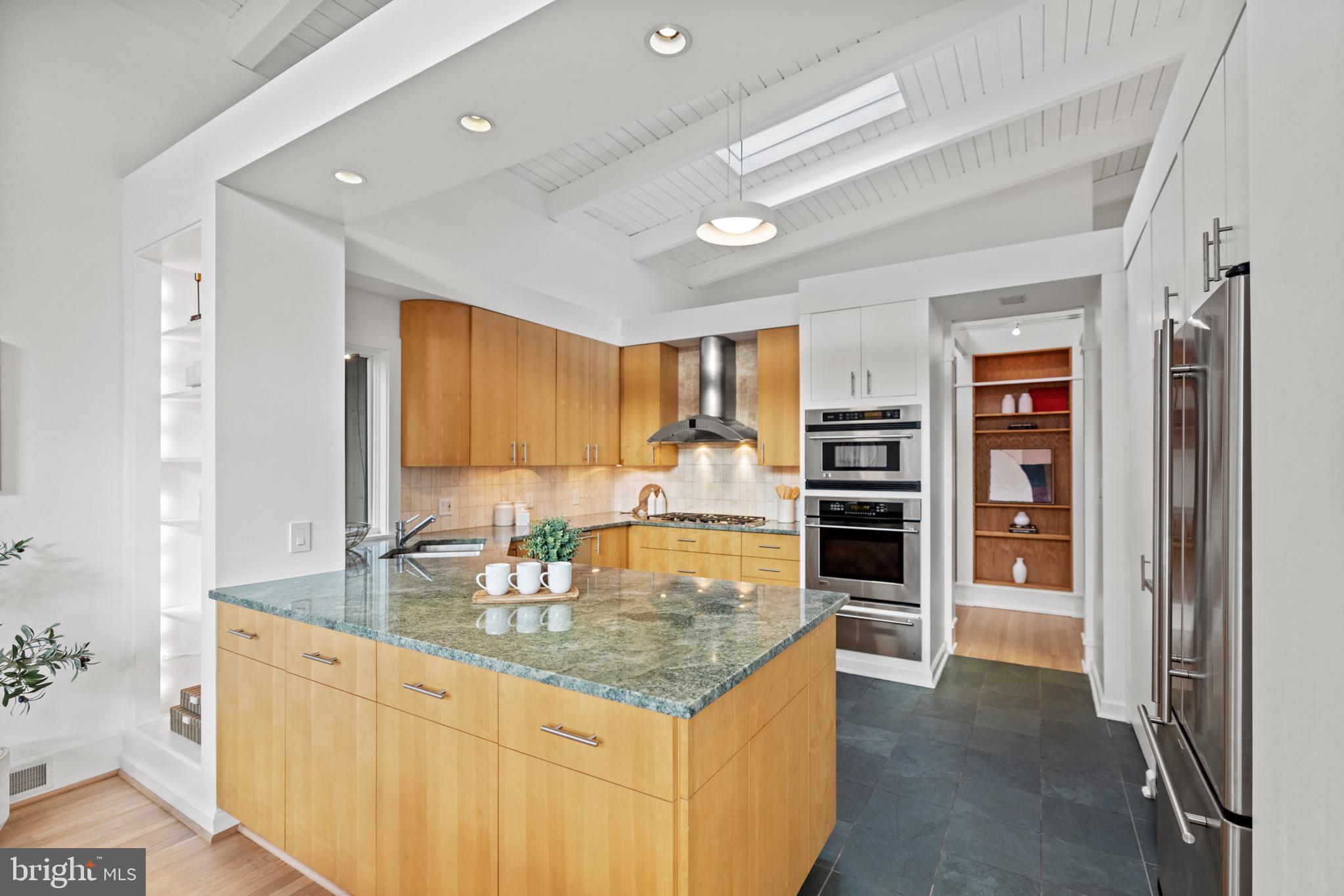 8010 Riverside Drive Cabin John, MD 20818 - Photo 15 of 60