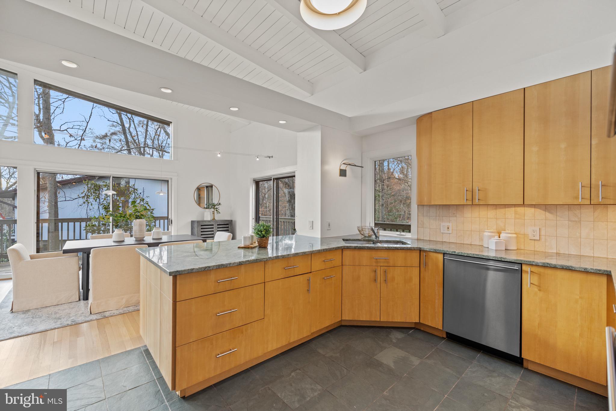 8010 Riverside Drive Cabin John, MD 20818 - Photo 17 of 60