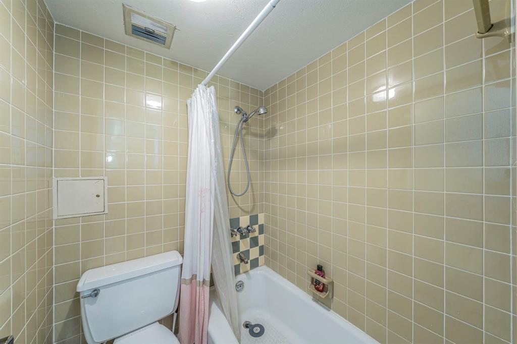 558 E Avenue, Unit B Grand Prairie, TX 75050 - Photo 12 of 16 a bathroom with a bathtub and toilet