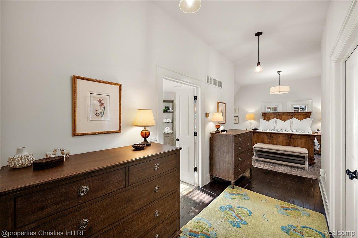 528 Covington Road Bloomfield Hills, MI 48301 - Photo 29 of 75 White wall finishes and dark wood-finish flooring define this interior space