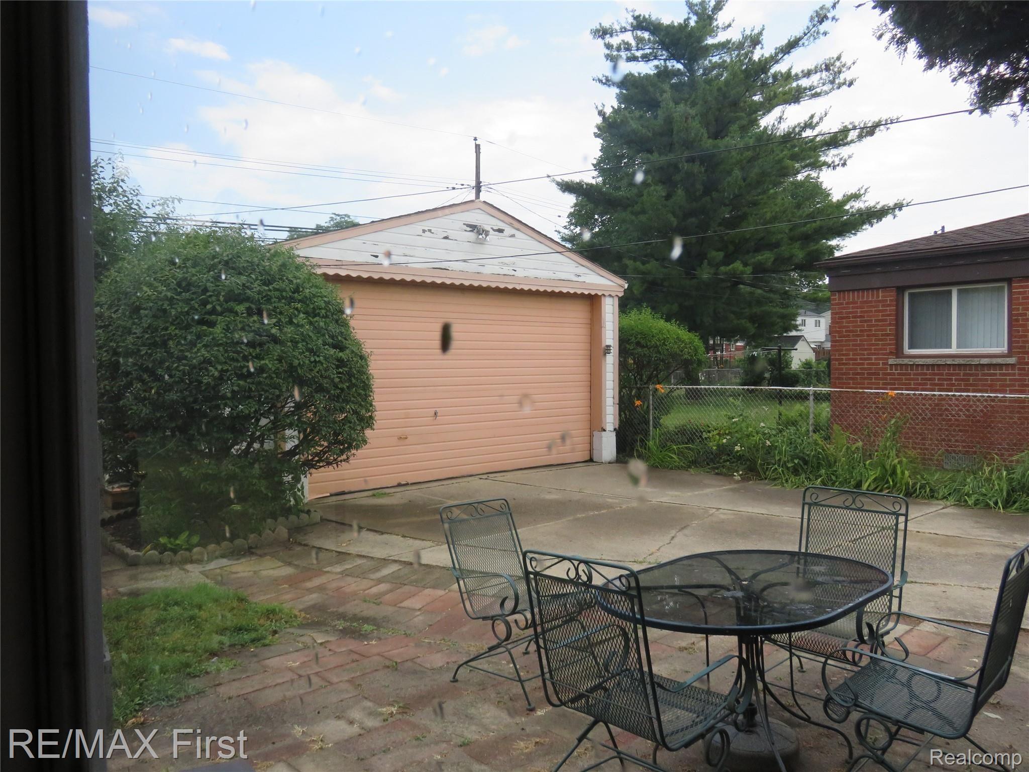 2011 Common Road Warren, MI 48092 - Photo 11 of 17 2011 Common garage.JPG