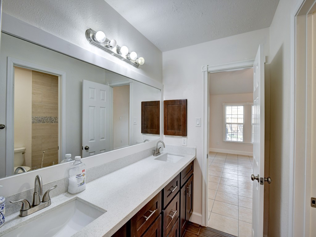 1306 Mimosa Road Missouri City, TX 77489 - Photo 14 of 24 Primary bathroom