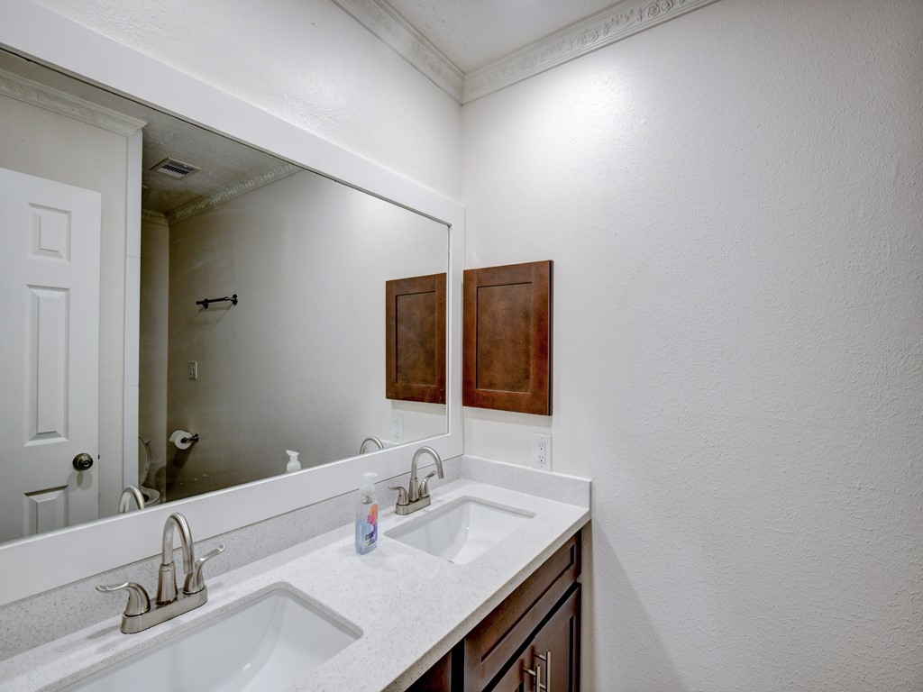 1306 Mimosa Road Missouri City, TX 77489 - Photo 15 of 24 Primary bathroom