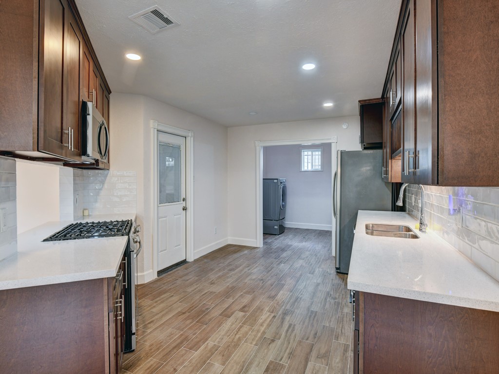 1306 Mimosa Road Missouri City, TX 77489 - Photo 8 of 24 Kitchen