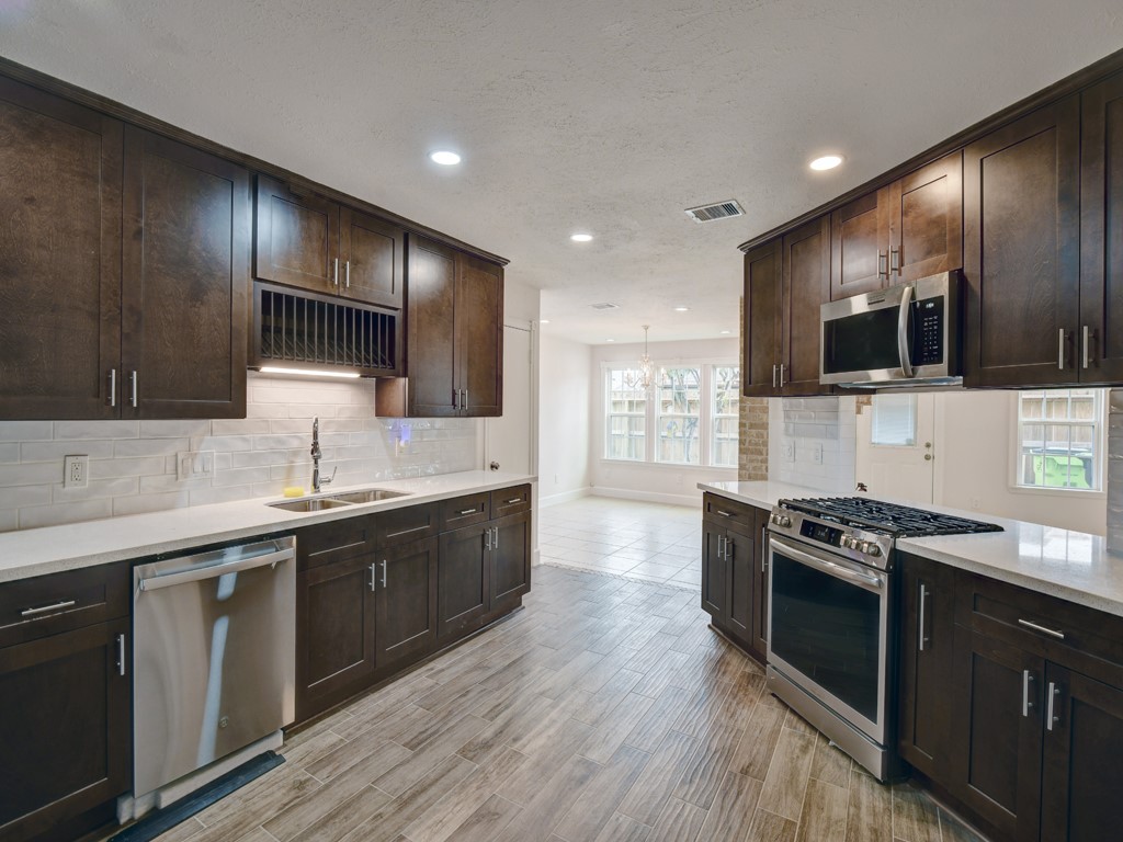1306 Mimosa Road Missouri City, TX 77489 - Photo 9 of 24 Kitchen