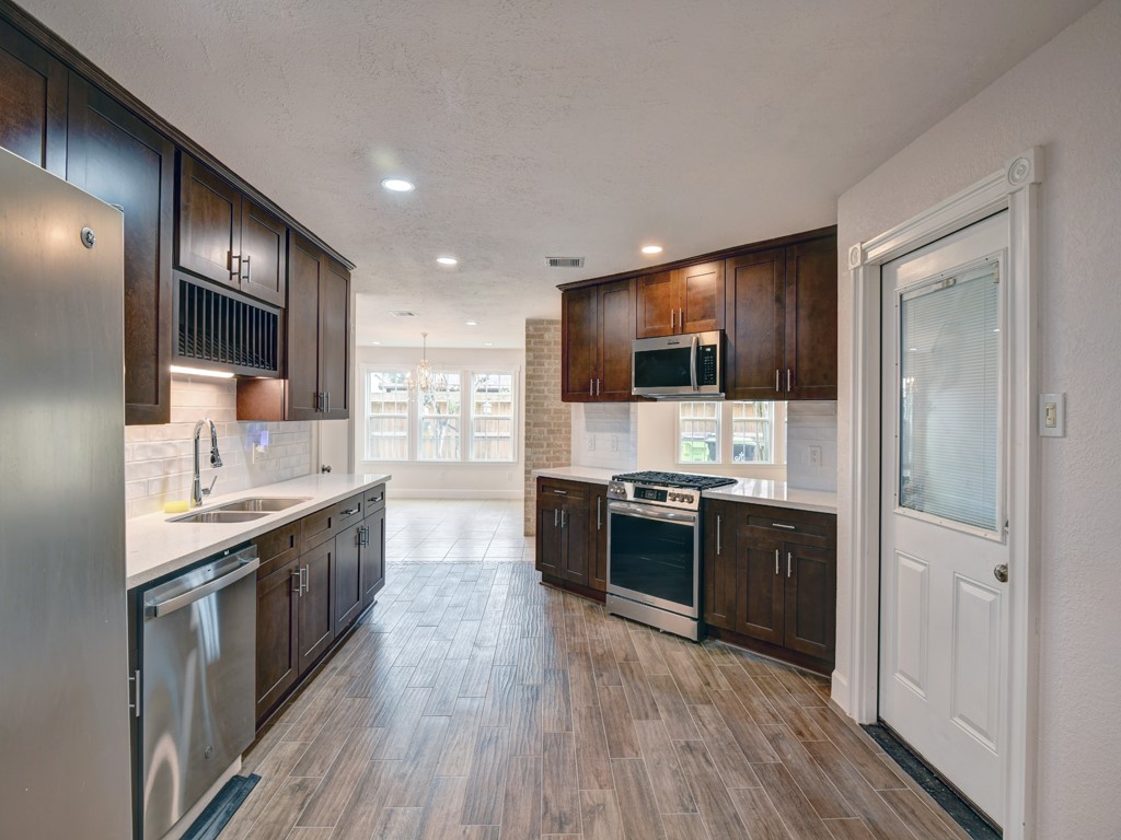 1306 Mimosa Road Missouri City, TX 77489 - Photo 10 of 24 Kitchen