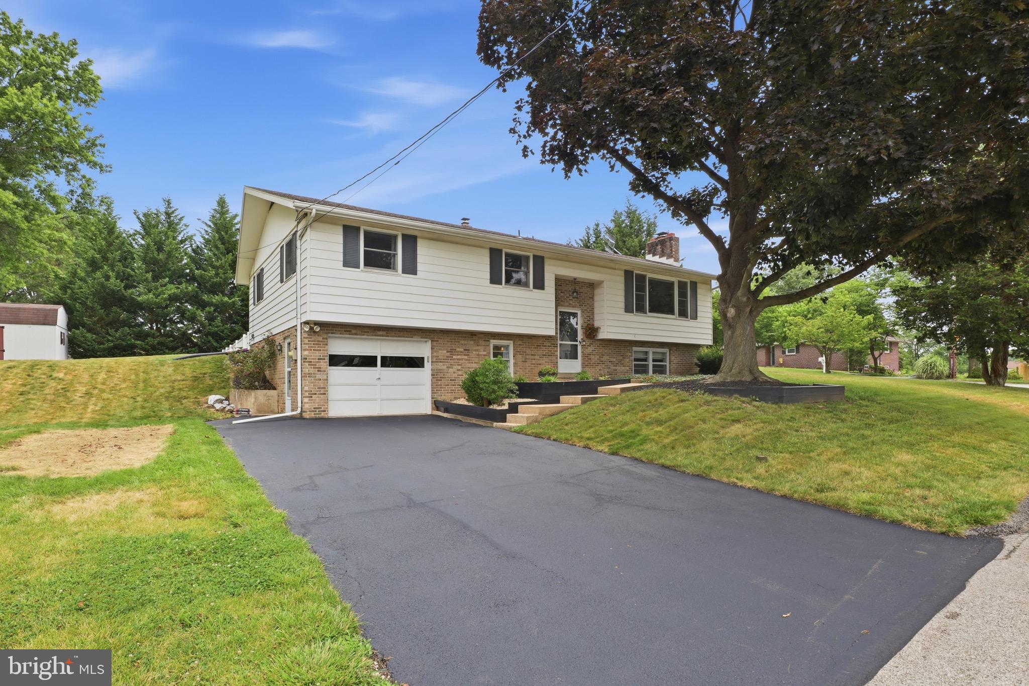 137 Ridgefield Drive York, PA 17403 - Photo 1 of 41
