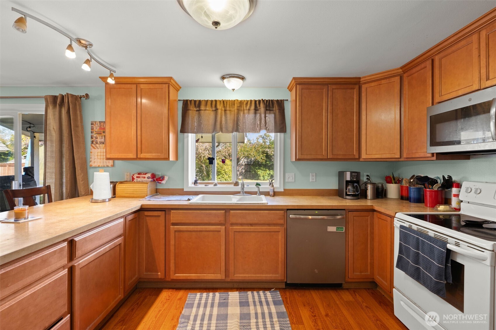 1420 Dundee Drive Cosmopolis, WA 98537 - Photo 11 of 40 a kitchen with stainless steel appliances a sink stove and cabinets