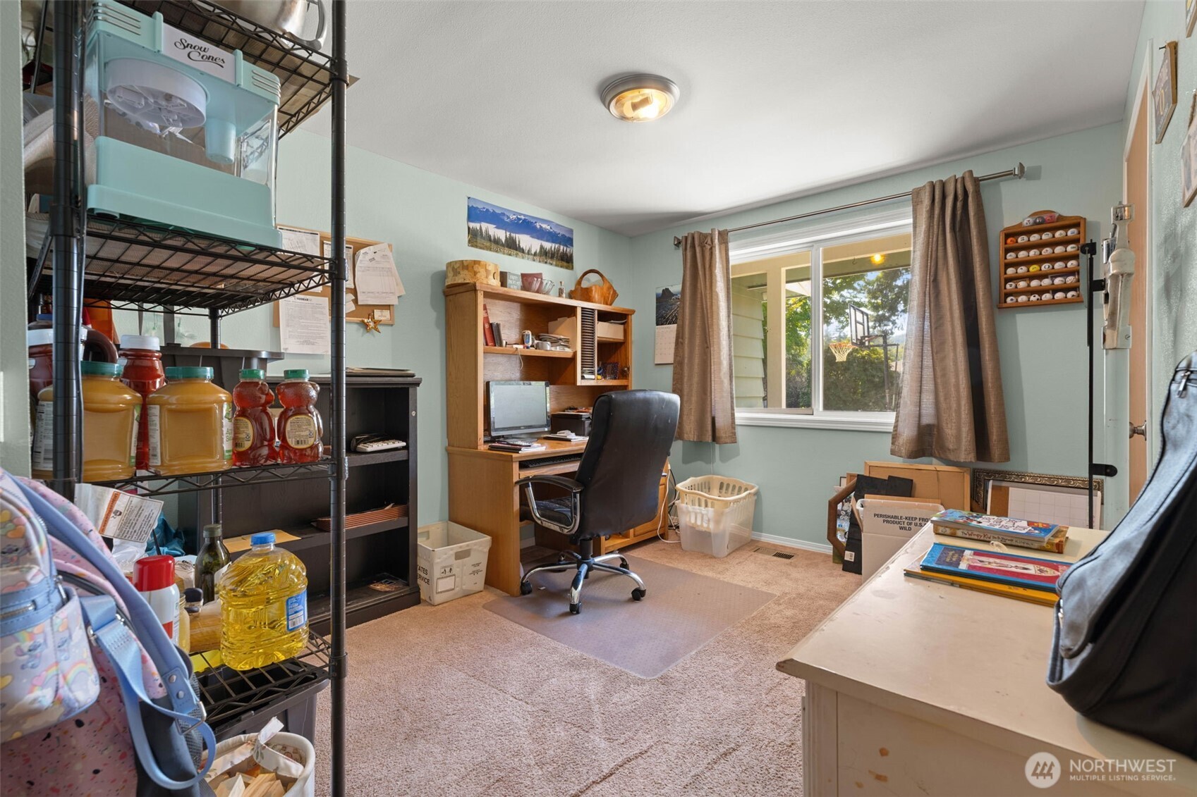 1420 Dundee Drive Cosmopolis, WA 98537 - Photo 19 of 40 a room with furniture and musical instruments