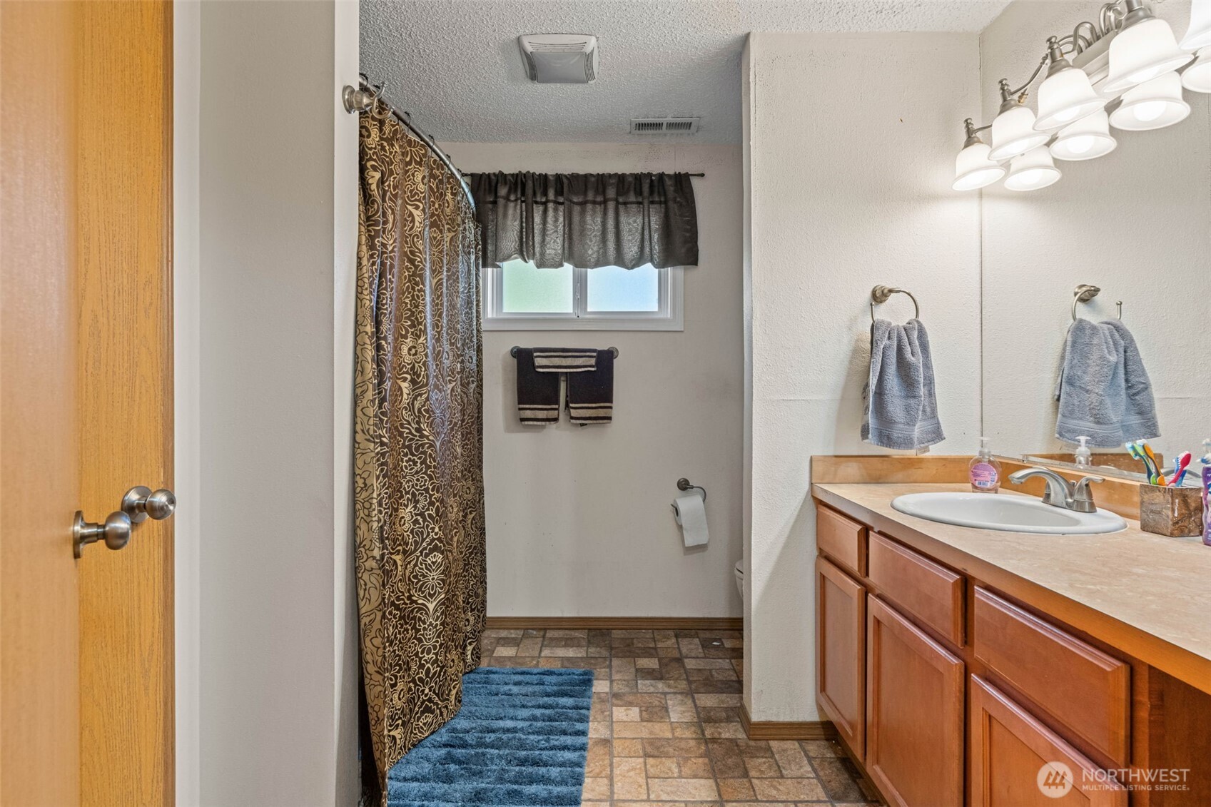 1420 Dundee Drive Cosmopolis, WA 98537 - Photo 30 of 40 a bathroom with a sink and a mirror