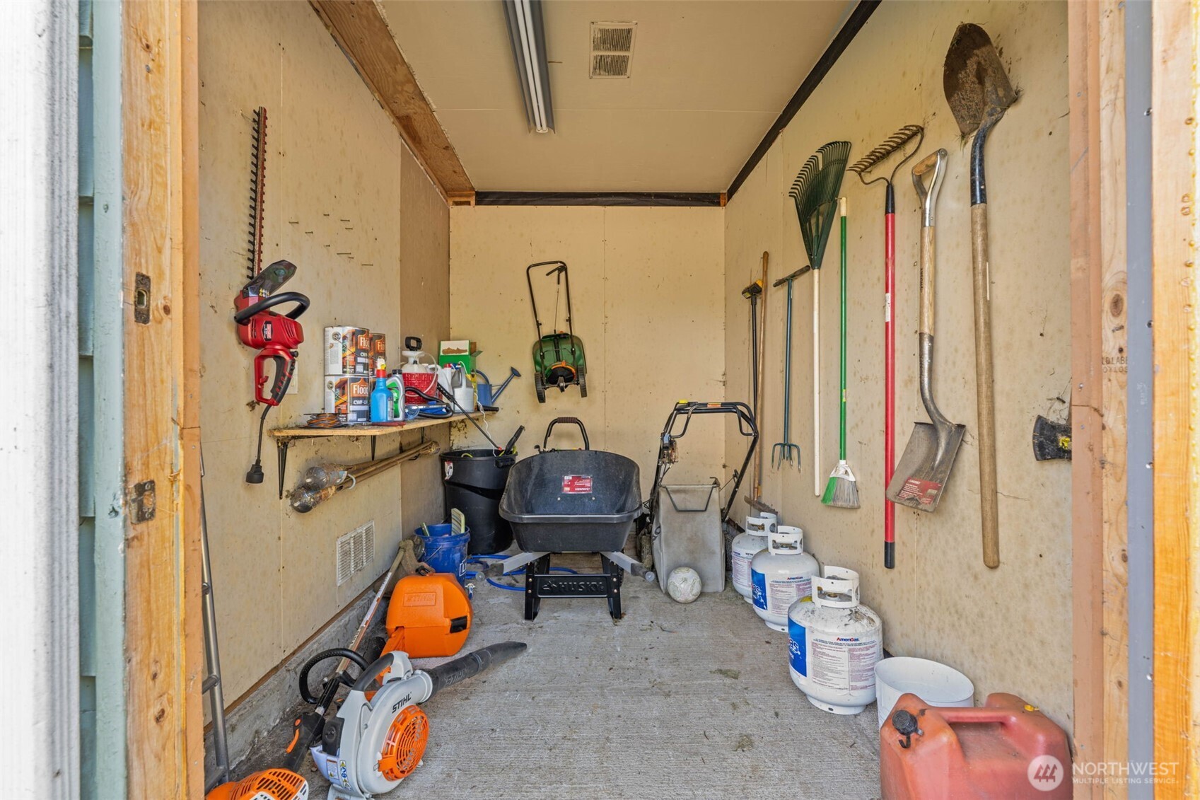 1420 Dundee Drive Cosmopolis, WA 98537 - Photo 31 of 40 a living room with furniture and toys