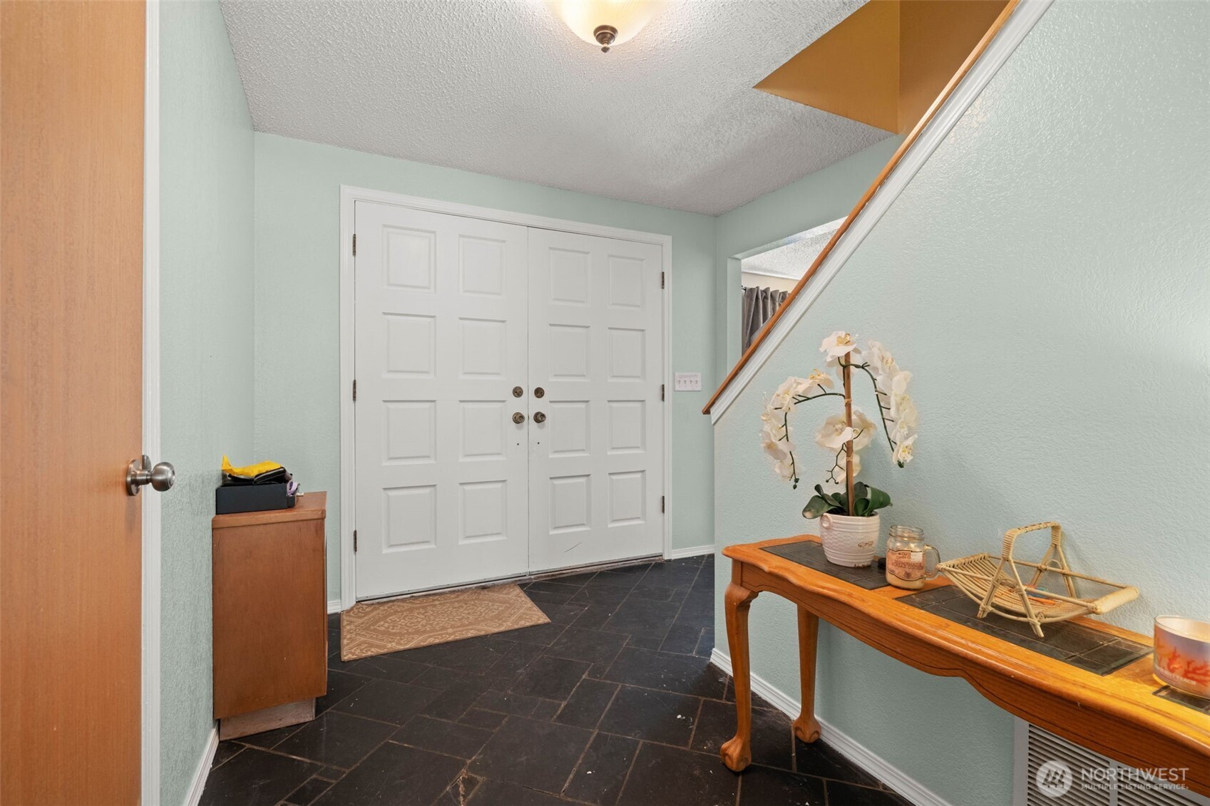 1420 Dundee Drive Cosmopolis, WA 98537 - Photo 4 of 40 a view of front door with furniture