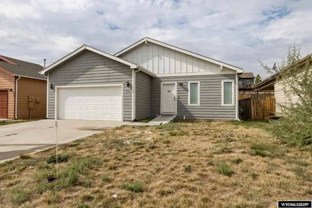 $315,000 | 940 South 3rd Avenue, Mills, WY 82644