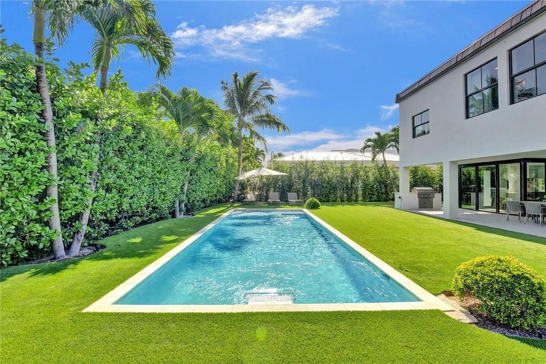 9 Tahoe Lane Sea Ranch Lakes, FL 33308 - Photo 48 of 54 a view of a backyard with swimming pool
