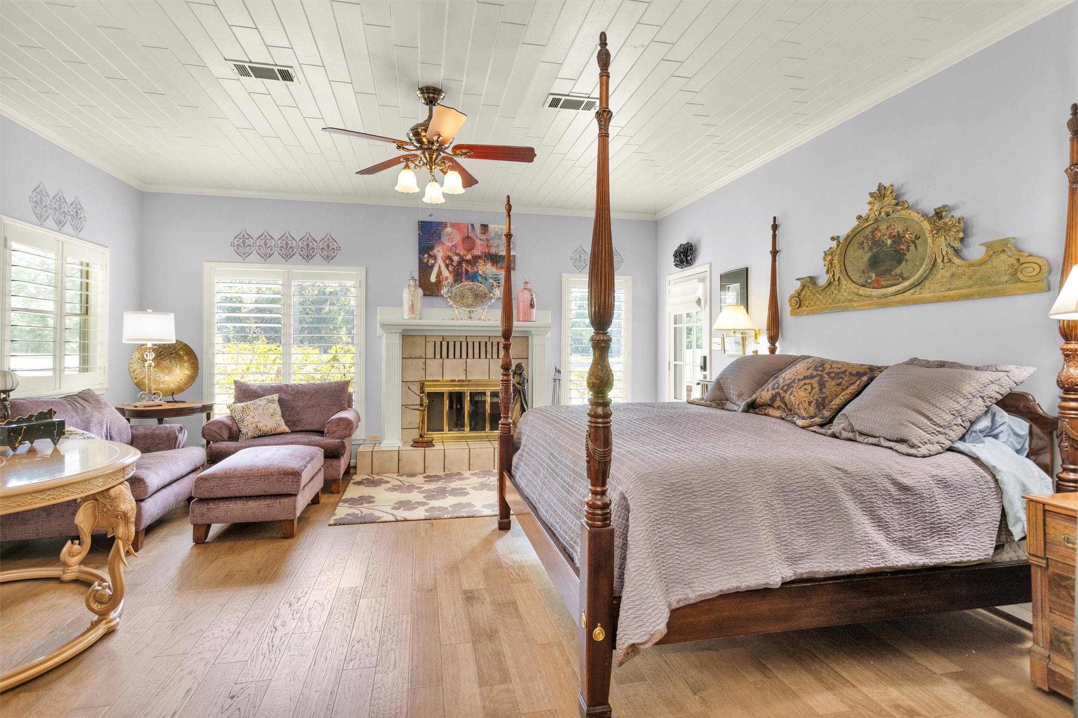 10135 Wahrenberger Road Conroe, TX 77304 - Photo 18 of 49 a spacious bedroom with a bed window and couch