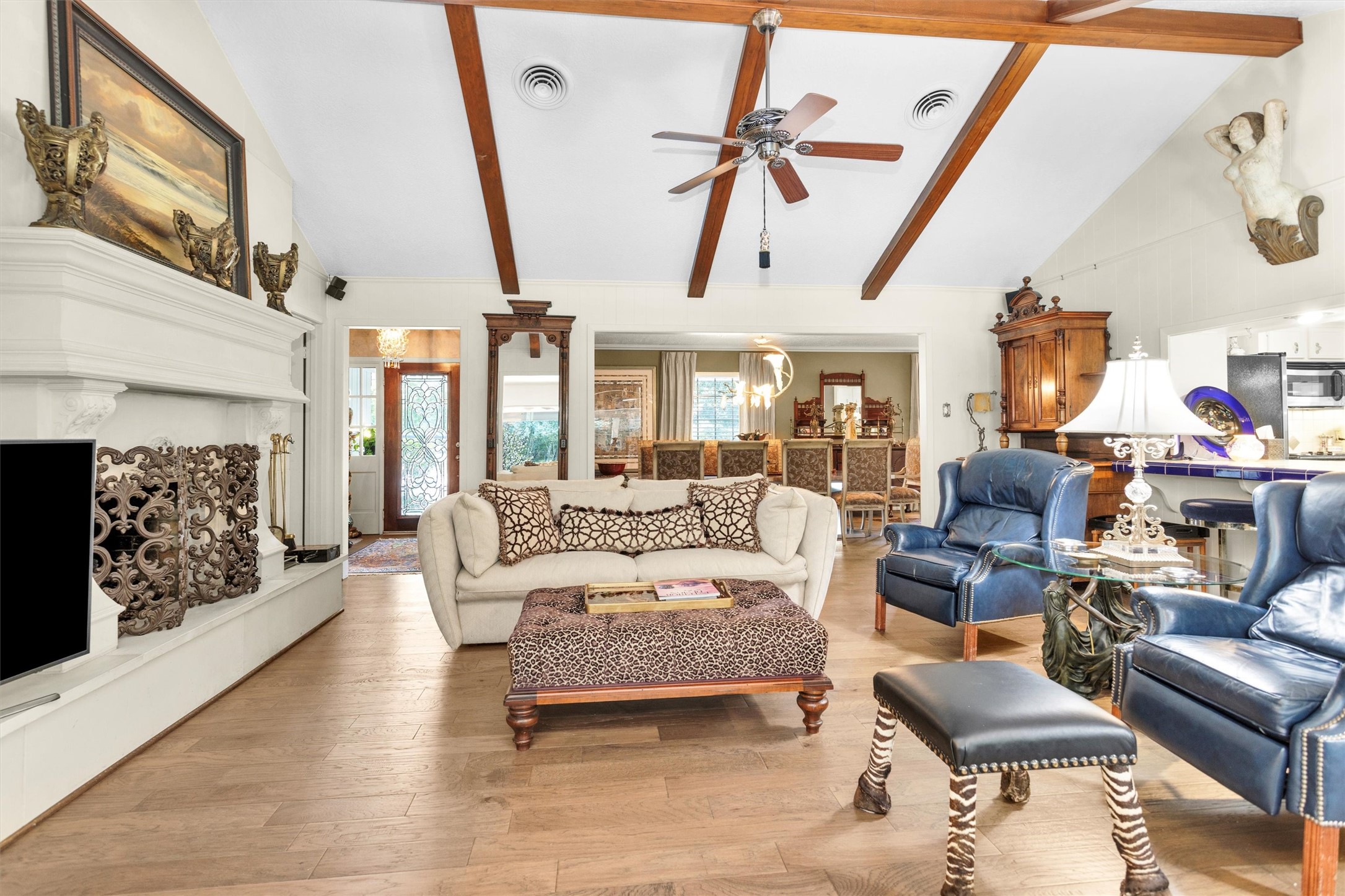10135 Wahrenberger Road Conroe, TX 77304 - Photo 9 of 49 a living room with furniture