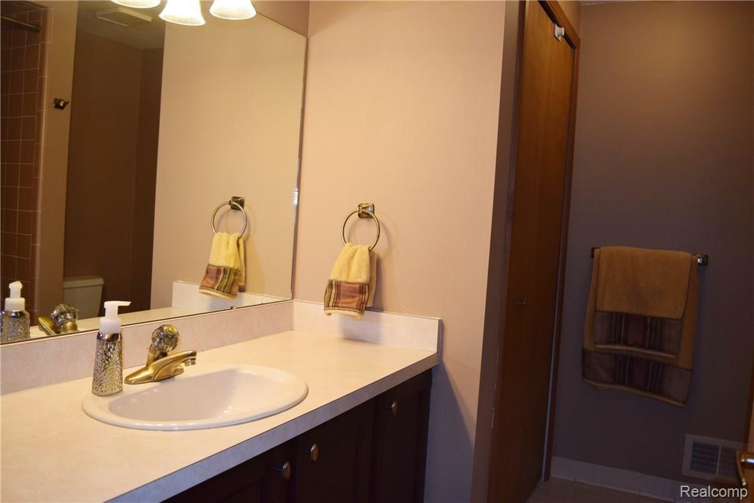 1388 Hathaway Rising Rochester, MI 48306 - Photo 16 of 20 1388 Hathaway Rising Rochester Hills MI 48306 17.jpg