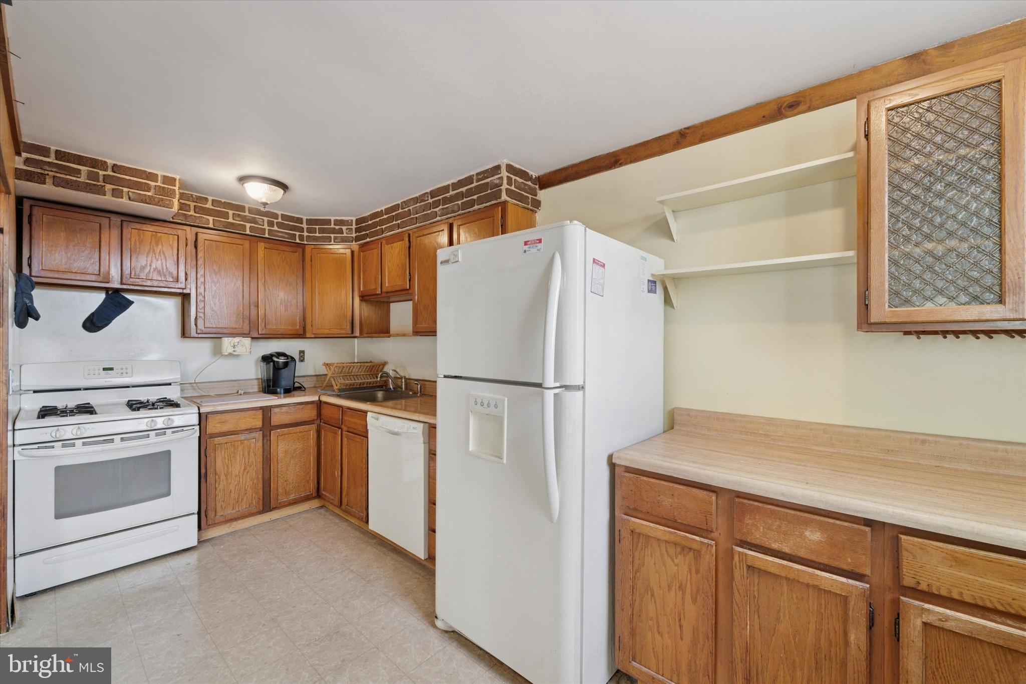 4014 Worrilow Road Brookhaven, PA 19015 - Photo 10 of 25 Tons of counterspace/work area/storage