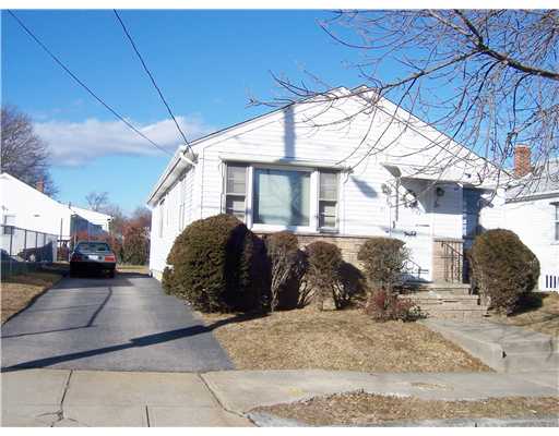 31 Metropolitan Road Providence, RI 02908 - Photo 1 of 12 Exterior Front.