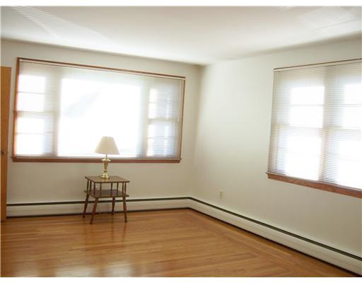 31 Metropolitan Road Providence, RI 02908 - Photo 2 of 12 Living Room.