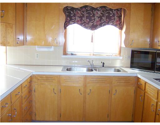 31 Metropolitan Road Providence, RI 02908 - Photo 4 of 12 Kitchen.